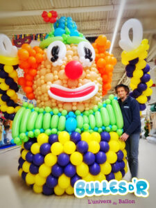 Décoration Carnaval Cora Mundolsheim avec clown géant